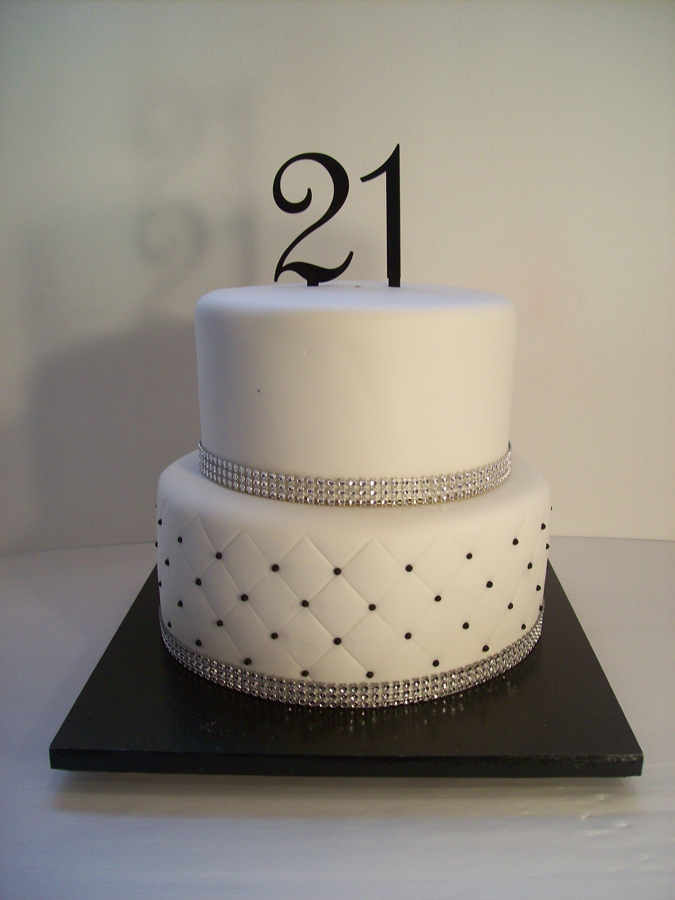 Торт девушке на 21. Стильный торт. Стильный торт для девушки. Стильный торт на день рождения. Украшение торта на 20 лет.